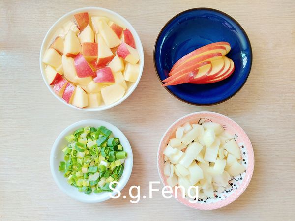 5.洋蔥切丁，青蔥切蔥花。