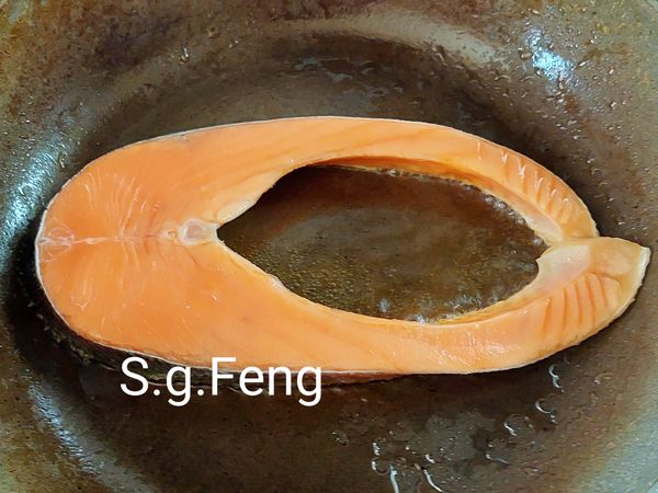 7.起鍋，開中小火，放入食用油，油熱後放入鮭魚。
