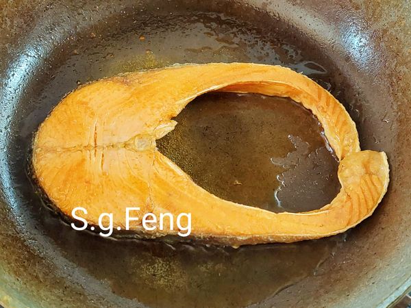 8.將鮭魚兩面煎至金黃洽洽(每面約4-5分鐘)即可先起鍋(先關火)。