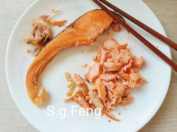 9.鮭魚以筷子去除魚刺，將魚肉撥散。