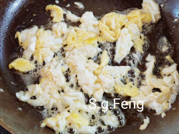 10.續鍋(步驟7.)開中小火，打入雞蛋，快速攪拌，拌散至凝固。