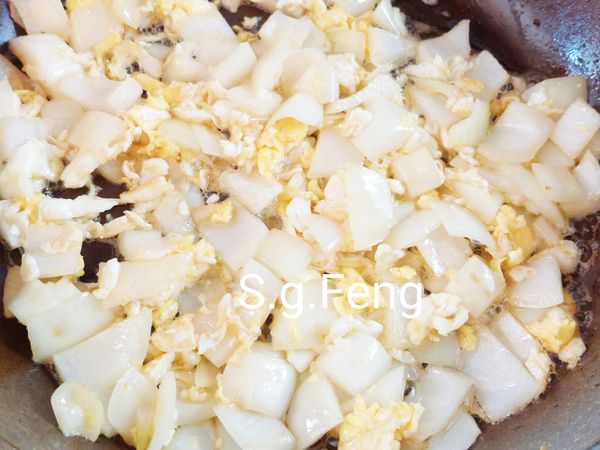 11.再加入洋蔥炒香。