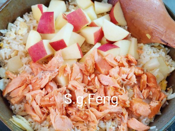 13.再加入華盛頓富士蘋果與鮭魚翻炒幾下。