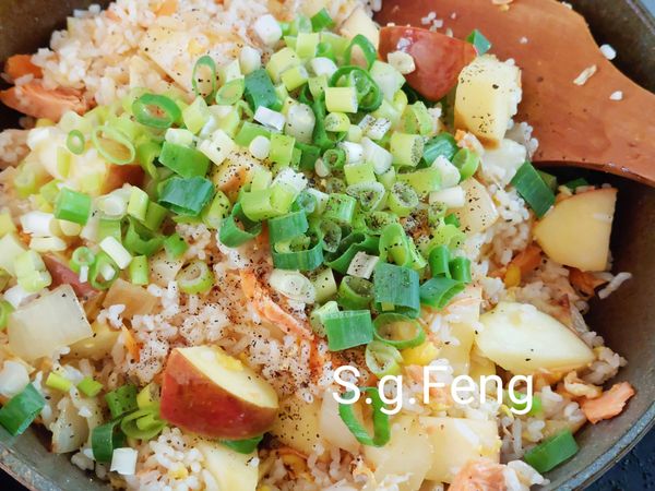 14.最後加入[調味料]與蔥花，翻炒至蔥花轉綠，即可關火。