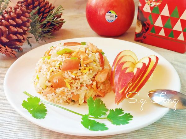 15.盛碗倒扣至盤中，擺上步驟4.愛心蘋果花(美觀也可當水果食用)，與香菜葉裝飾，美味上桌。