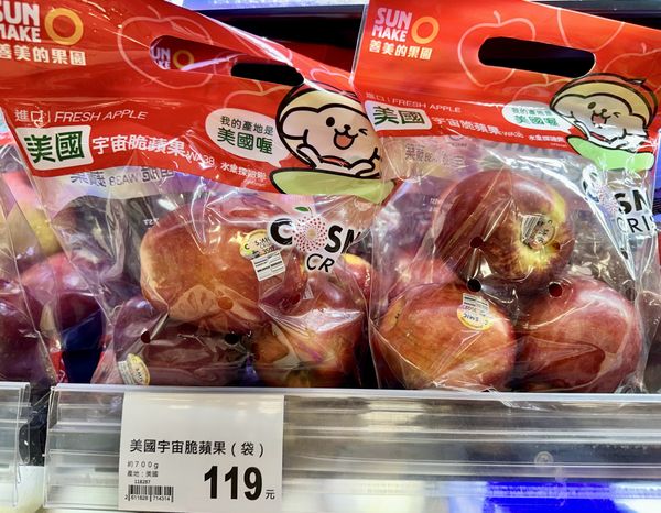 ●最近得了蘋果匱乏症，明明家裡還有蘋果到超市補貨卻還是會順手買，跟著活動玩的好處是原本習慣買富士蘋果，配合活動每種美國華盛頓蘋果都買來玩看看，這也讓固定飲食行為模式因參與玩耍有不同的樂趣。