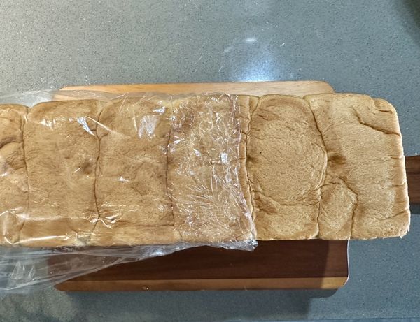 ●吐司盒子
朋友送的自製吐司，若沒人送吐司可以自己做或買現成的。