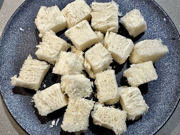 ●挖出的吐司肉，用熟食料理剪刀剪成一口大小的吐司塊。