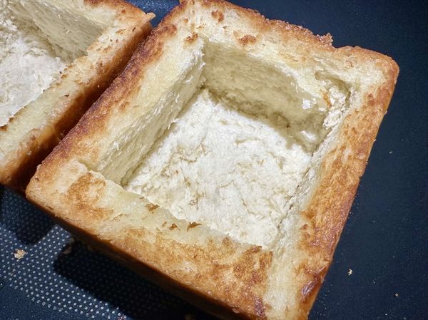 ●煎完（肚子）換煎吐司盒子，再補2小匙酪梨油，用乾淨的手拿著吐司盒子每面都沾抹到鍋中酪梨油，開小火每面都煎至金黃。
※吐司很吸油，避免吐司吃起來有油膩感，油脂不宜放太多呦。