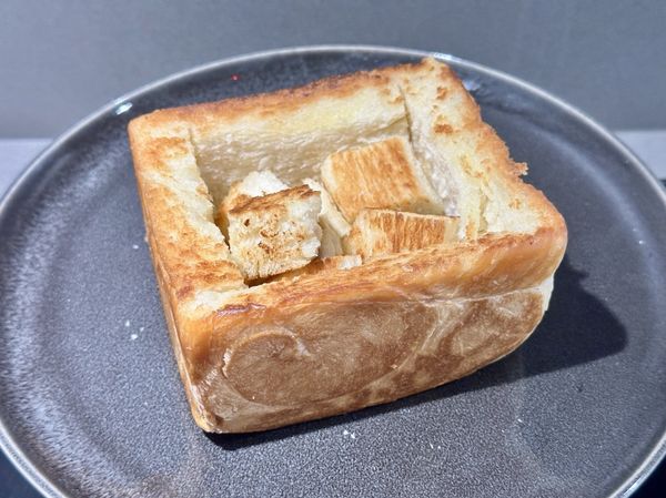 ●煎香的吐司盒子裡擺上也煎金黃的吐司塊。