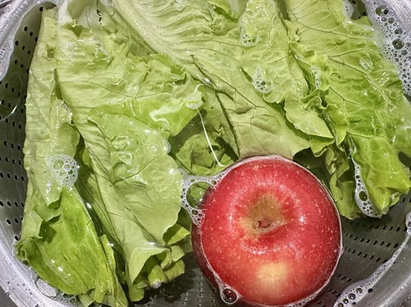 ●開始備料時可以先把今天的蔬果，泡水換水至少3次洗乾淨。