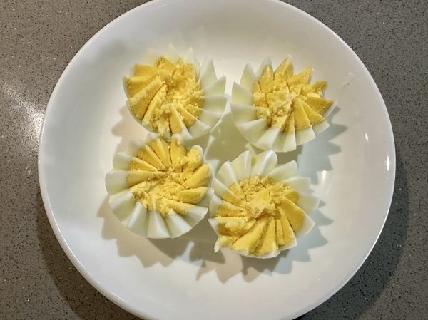 ●雞蛋放室溫退冰後洗過，放在能入電鍋蒸的盤上，電鍋外鍋100CC淨水蒸至跳起蛋已熟先取出。
如果也想幫白煮蛋做點造型，可以參考之前分享。
白煮蛋假掰切示範  https://icook.tw/recipes/477222