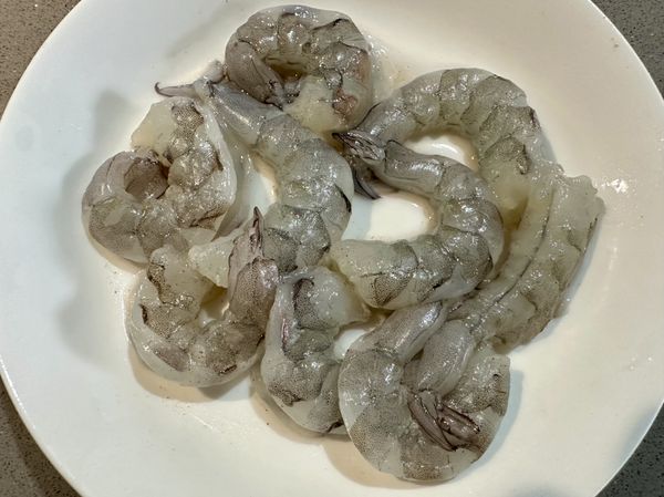 ●冷凍蝦烹煮前一餐放冷藏低溫解凍，烹煮前取出沖洗，剪掉蝦頭後剝殼小刀沿蝦背脊劃刀幫蝦仁開背，在水龍頭底下沖去腸泥用醃料抓醃放冷藏15分鐘。

●蝦去腸泥處理之前有分享過 https://icook.tw/recipes/477023
