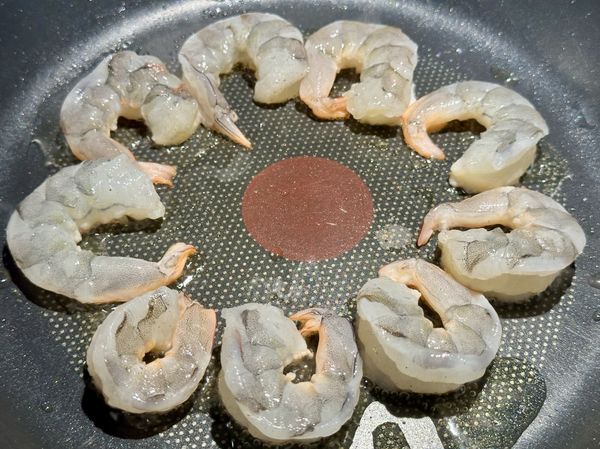 ●現剝的鮮蝦，衛生安全也好吃，用煎吐司的原鍋煎蝦球，鍋小火加2小匙油，將蝦仁均勻擺好。