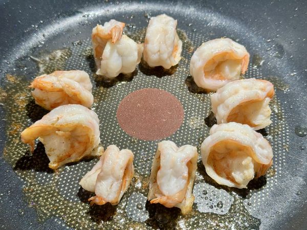 ●蝦背也要煎，確保整隻蝦都熟，蝦球用煎的省油也健康，體內脂肪從日常飲食控制好，這樣可以不用在花時間減肥。