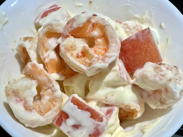 ●用湯匙拌勻，好吃的蘋果優格蝦球，就完成啦。