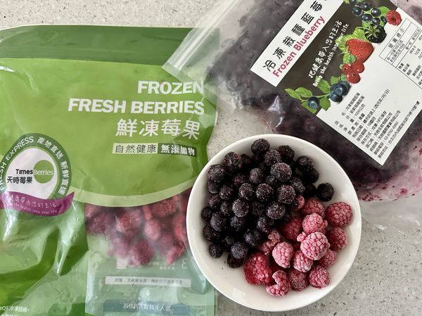 ●落實一日五蔬果的飲食，最後再從冷凍拿出冷凍莓果。