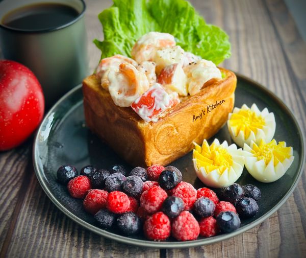 香酥的吐司盒裝載著滑順的優格蝦球，加了華盛頓蘋果口感層次多元，好好吃，可以常送我吐司沒切的，感恩的心。