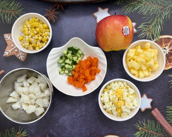 將紅蘿蔔、馬鈴薯、雞蛋和玉米煮熟放涼後分別切成小丁備用。小黃瓜洗乾淨後切成小丁；華盛頓蘋果削皮後切丁（使用之前建議泡在冷開水裡，避免因為氧化變色。）