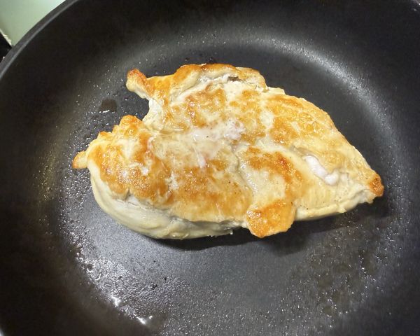 將雞胸兩面煎黃，煎熟後取出備用。