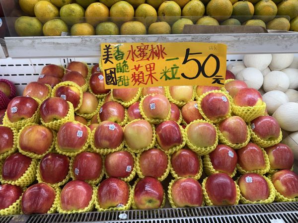 華盛頓聖芳蘋果，帶有水蜜桃香氣，因此又稱為水蜜桃蘋果，特色是脆又多汁、甜中帶微酸，非常適合涼拌，不需要重調味。