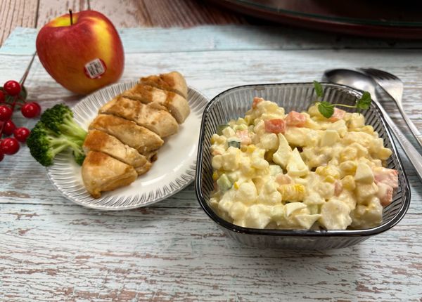 將拌好的蘋果馬鈴薯沙拉裝入沙拉碗中，配著煎好的切塊雞胸，就是一份很棒的餐點囉！