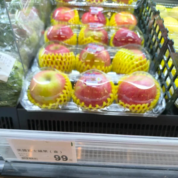 富士蘋果為台灣最受歡迎,銷量最大的蘋果.主要特色為-甜度高.酸度低!富士蘋果味道香甜,帶有清爽的酸度,果肉緊密,口感非常脆,多汁可口,切成小丁包入麵糰中當內餡.