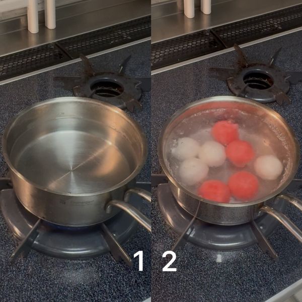 起鍋煮水：
起鍋，加入 500 毫升水加熱至沸騰。水滾後，小心將冷凍湯圓放入鍋中（輕放，避免裂開）。