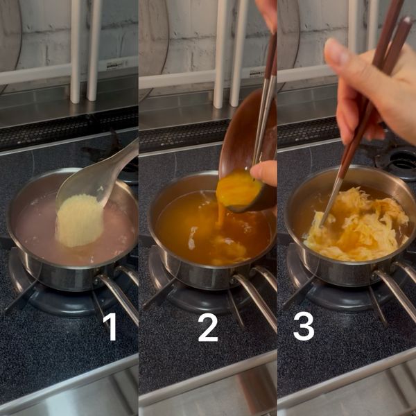 加糖煮蛋花：
鍋中加入砂糖 2 湯匙，攪拌至溶解。
待湯水再次沸騰後轉小火，慢慢繞圈倒入雞蛋液。全部倒完後先不要攪拌，靜置約 1 分鐘，待蛋花稍微凝固，再輕輕攪拌，使蛋花大小均勻。