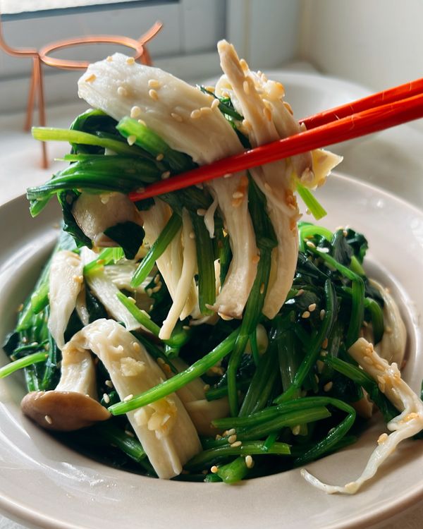 ❶煮一鍋滾水，加少許鹽，將杏鮑菇煮5分鐘熟透後，取出放涼，再手撕成條狀
❷滾水繼續將菠菜燙熟後瀝乾
❸菠菜+杏鮑菇，加麻油、鹽、白