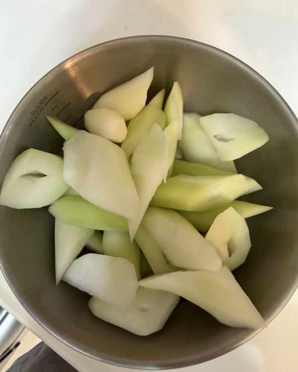 菜市場的掛菜心
把外皮消乾淨後切滾刀塊。備用