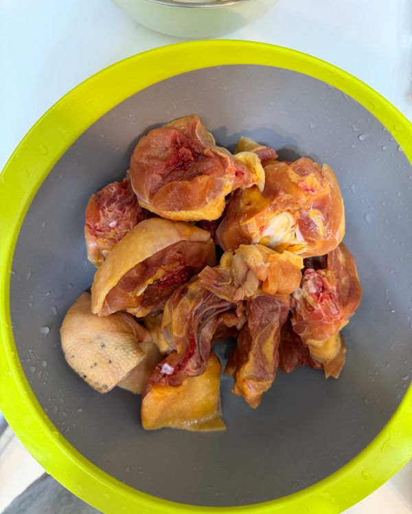 雞腿一隻（我用文昌雞）
人多可以自己增加，或者加雞翅也很棒