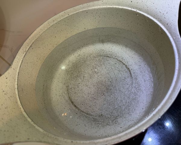 鍋中裝水約7分滿