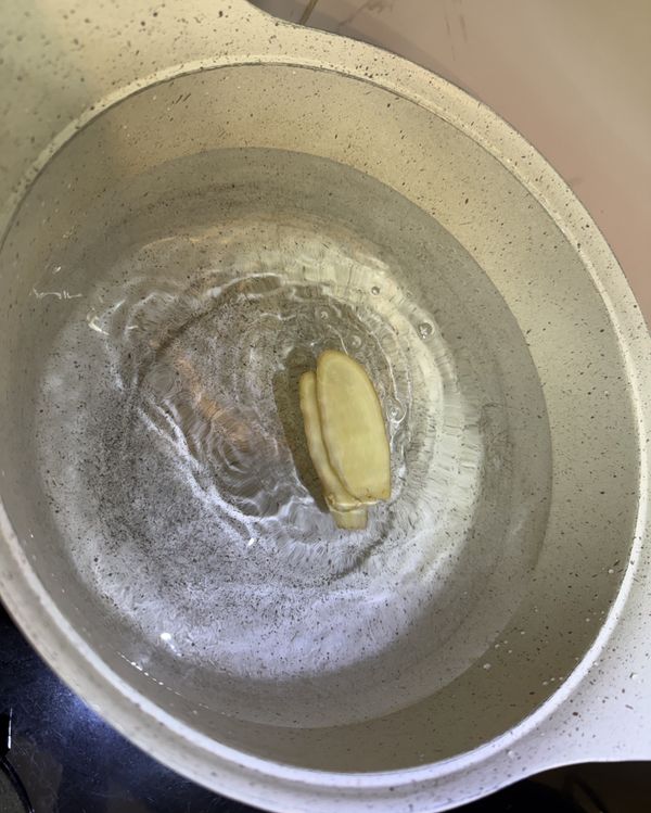 冷水加薑 
慢慢煮讓薑味可以釋出