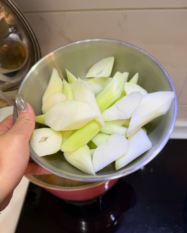 水滾撈完浮沫後可以加入刈菜心
中火慢煮