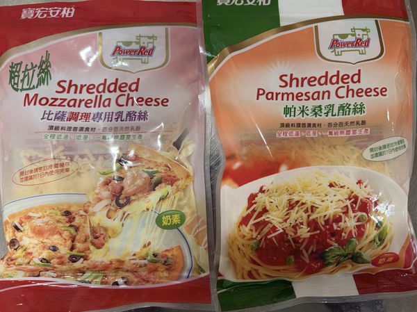 準備內餡，將馬扎瑞拉跟帕馬森起士混合，加入蒜末與黑胡椒增加風味