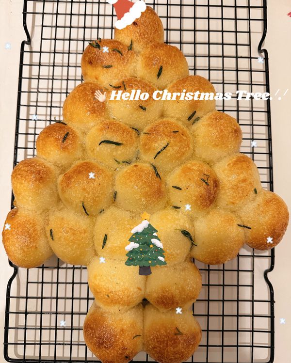 刷蛋液，烤箱預熱190度烤約15-18分鐘，出爐後馬上刷上迷迭香奶油（奶油跟迷迭香一起微波加熱融化即可）