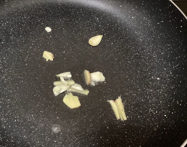 沙拉油爆香蒜頭跟薑片