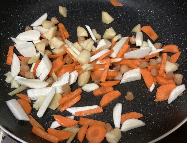 加入水煨煮煨煮至材料熟透，