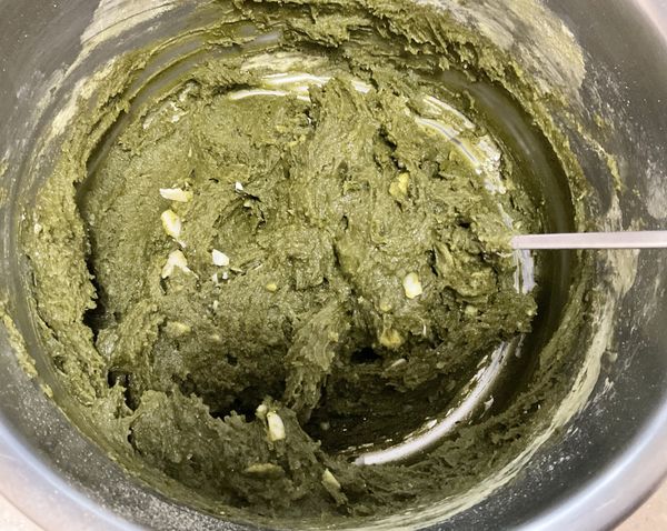 加入低筋麵粉跟杏仁碎片繼續攪拌均勻