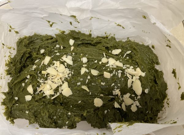 將麵糊放置烘焙紙上準備進行烘烤