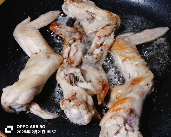 先煎香腸
三節翅先各別掰直比較方便煎
香腸起鍋後
再將三節翅放進平底鍋裡煎