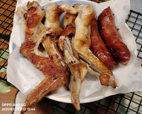 煎到三節翅恰恰就可以起鍋了
非常好吃味道很濃郁恰到好處
讓人印象深刻~😋😋😋