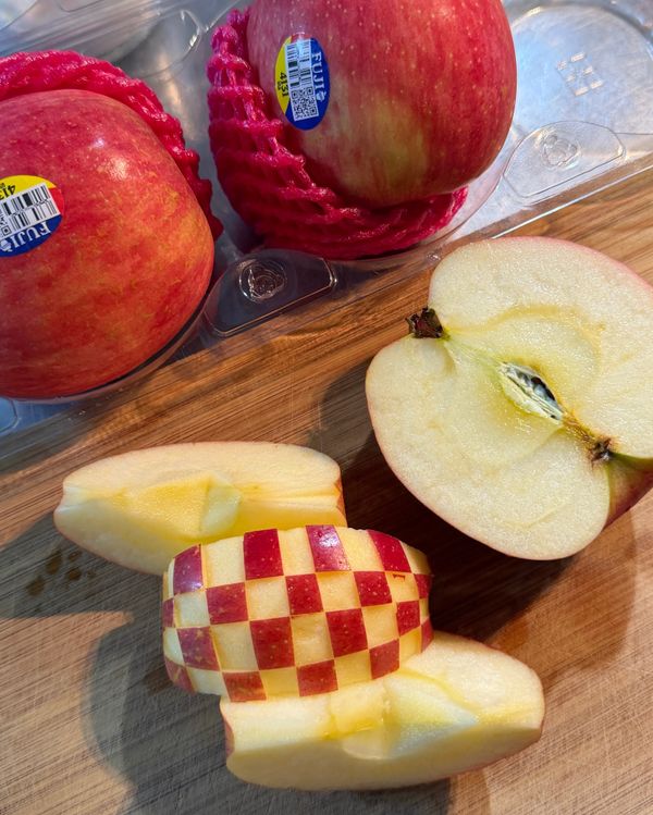 蘋果富士蘋果洗淨切片（刀子在表皮劃格紋，刀尖劃掉不需要的），其它水果洗淨待用