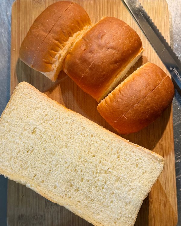 將山形吐司的拱起上方橫切開
就會得到三個英格蘭麵包
夾餡放的是生菜 蛋沙拉 煙燻鮭魚
放點紫洋蔥絲
最後撒點黑胡椒粉增添風味