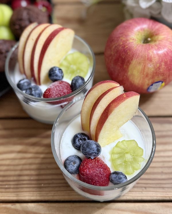蘋果優格～如圖，選喜歡的玻璃杯，優格放一半，切片蘋果和其他水果擺上