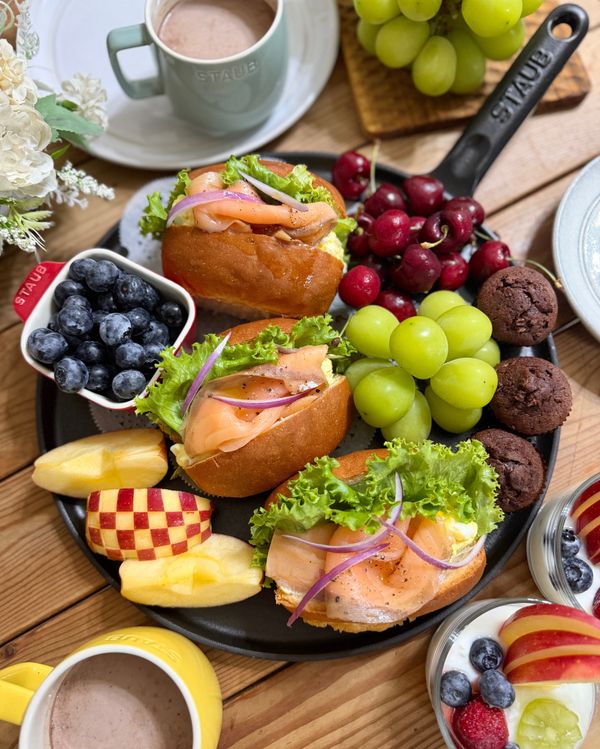 把做好的沙拉堡和水果隨意擺上大盤子
就完成囉