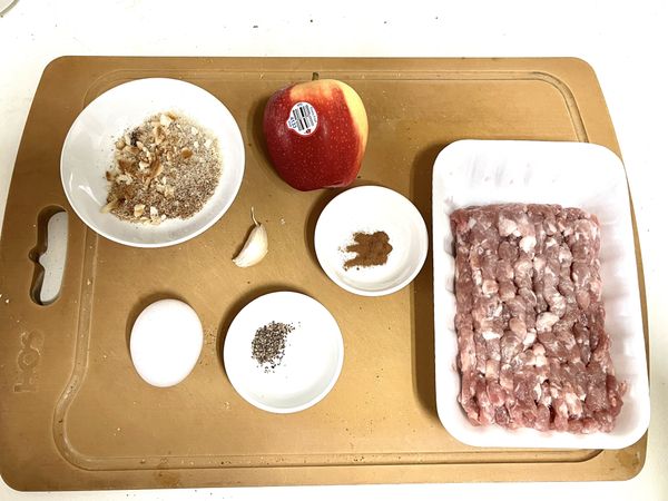 準備食材
主食材是絞肉、華盛頓加拉蘋果...等。