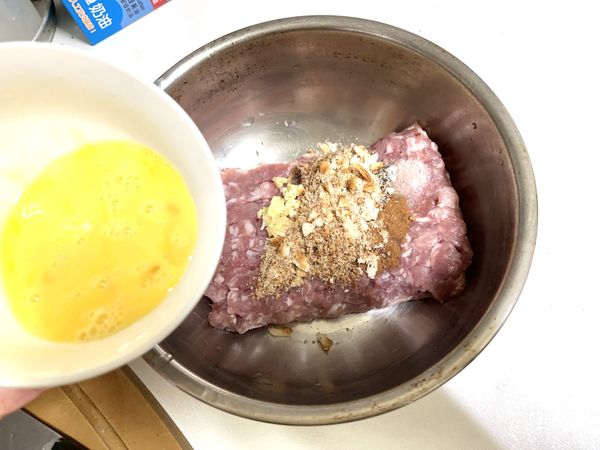 肉丸前置作業
將調味料、蒜泥、吐司屑及蛋汁混合。