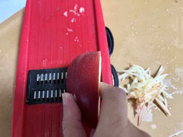 肉丸前置作業
將蘋果刨成細絲。